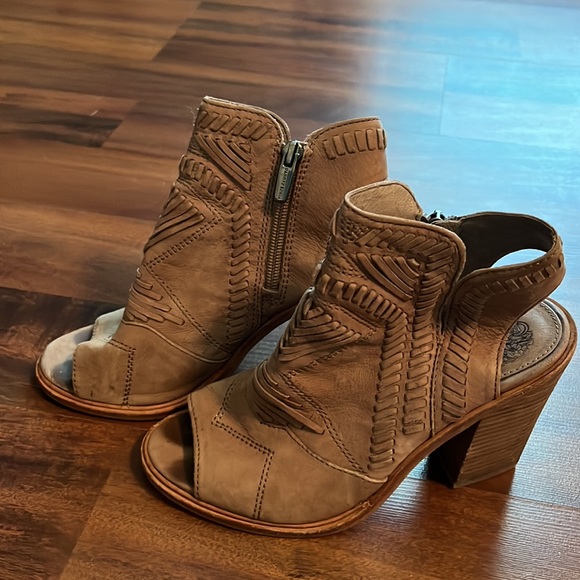 Vince Camuto Karinta Tan Neutral Aztec Open Toe Heels - Picture 4 of 11